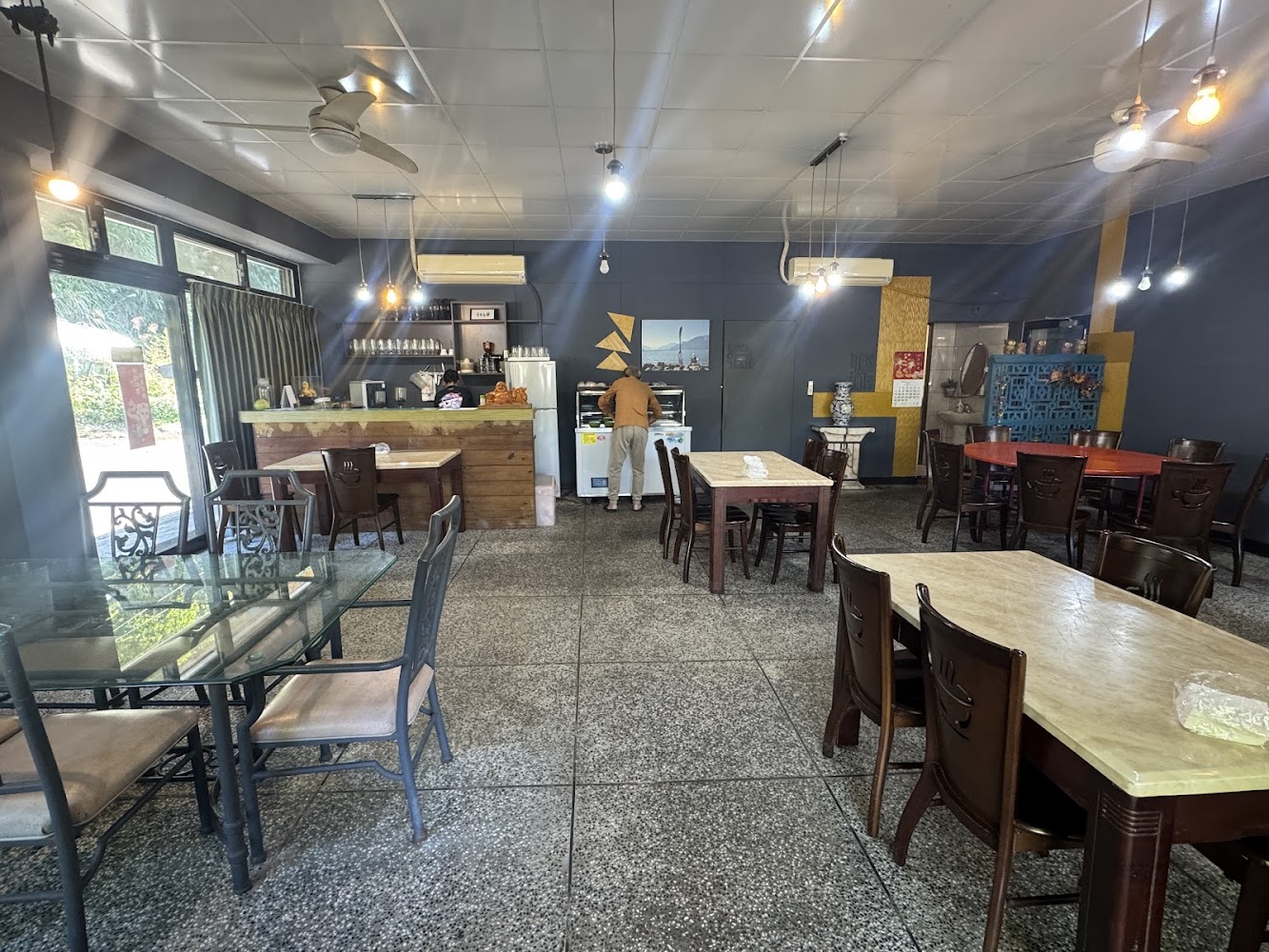 餐廳室內座位與櫃台空間