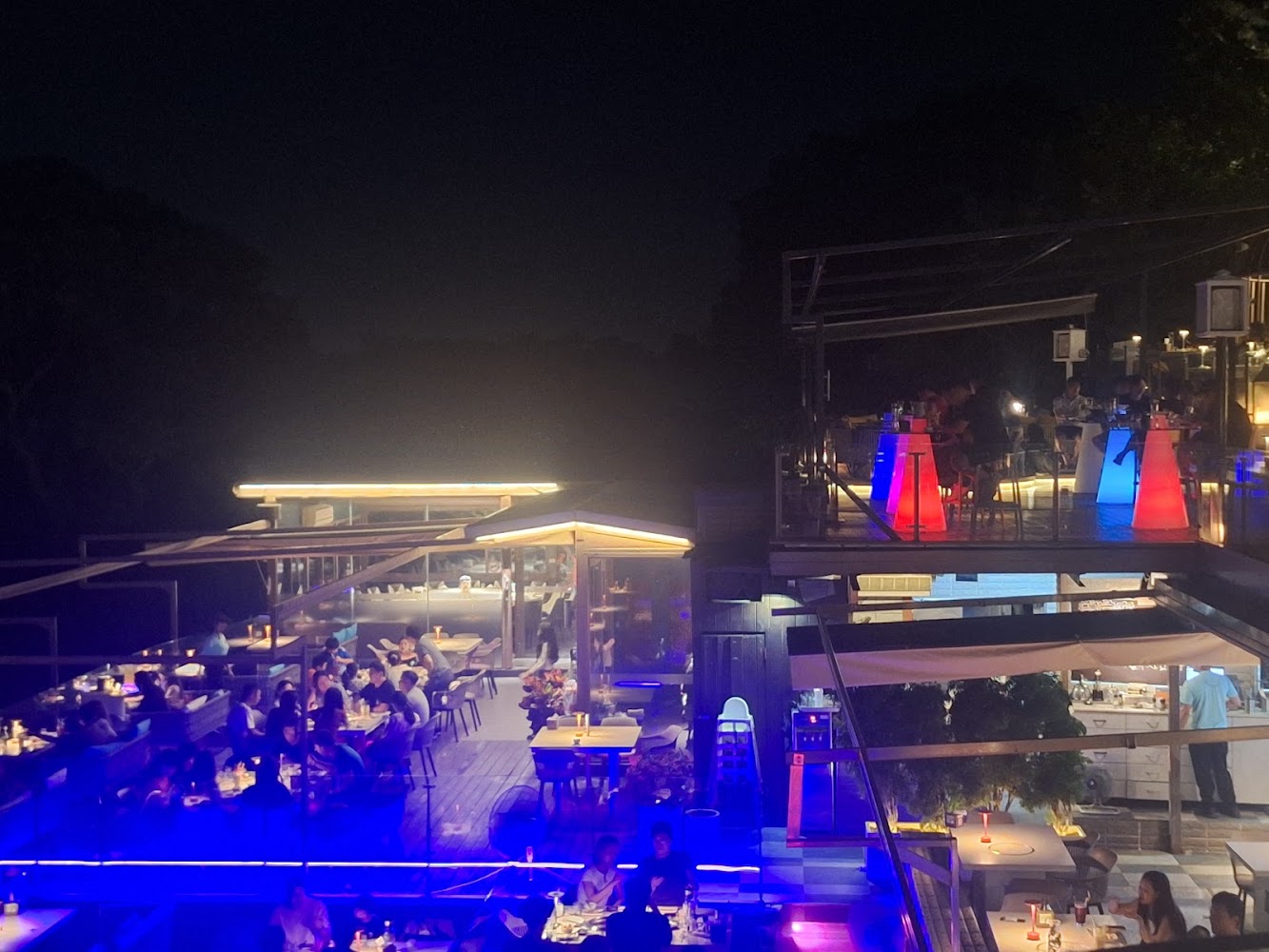 草山夜未眠夜間戶外用餐區燈光繽紛，氣氛熱鬧