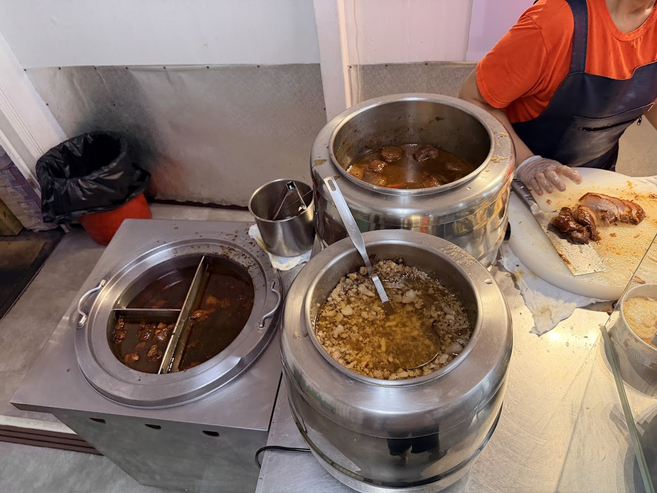 鳳腿庫飯料理台與滷鍋