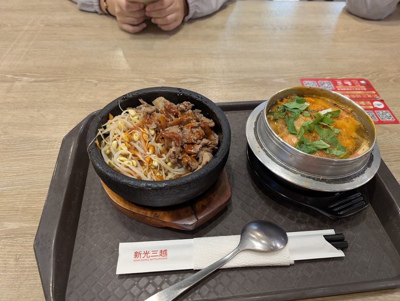 石鍋拌飯與熱湯套餐，搭配蔬菜與肉片