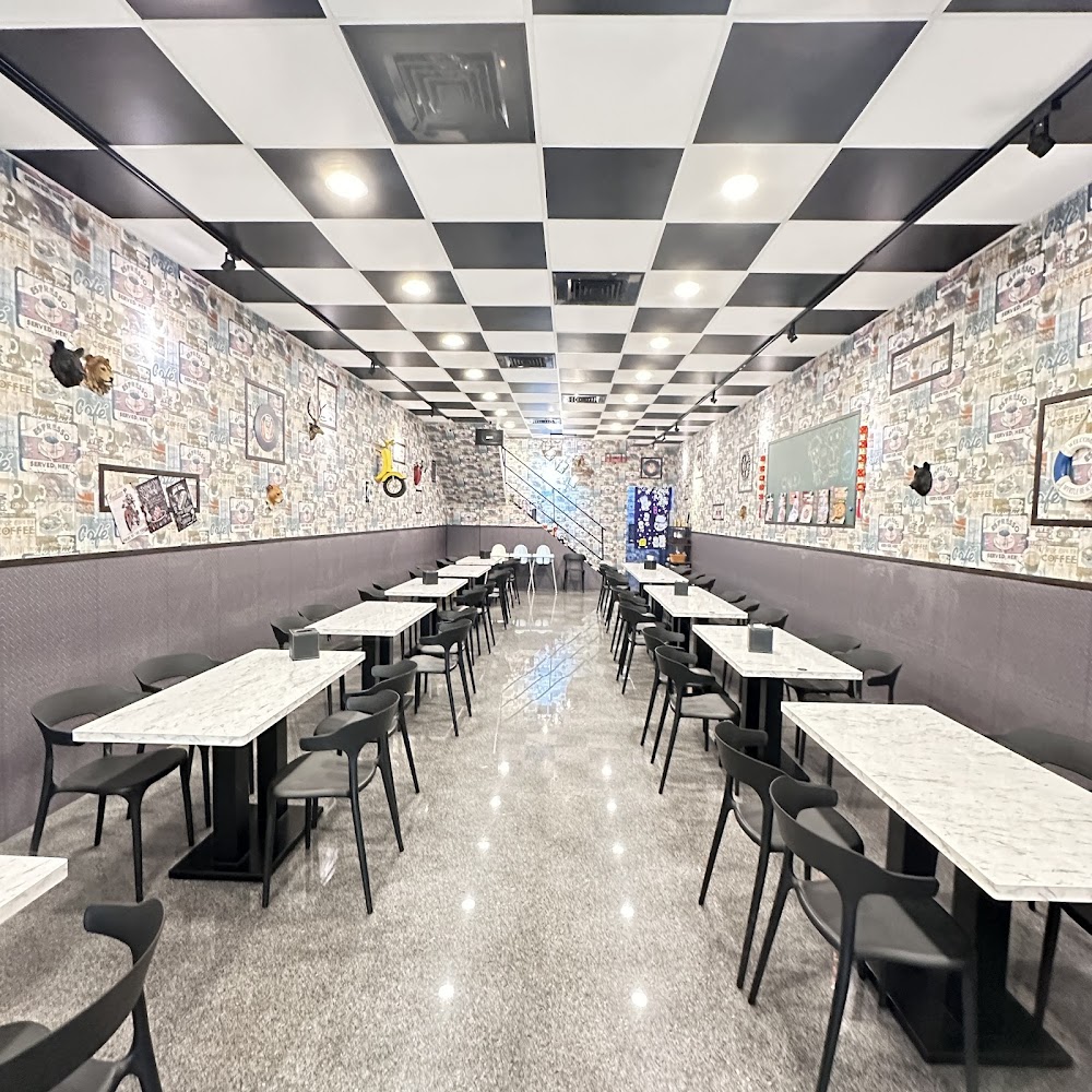 現代風餐廳座位區，大理石桌與復古海報裝飾牆