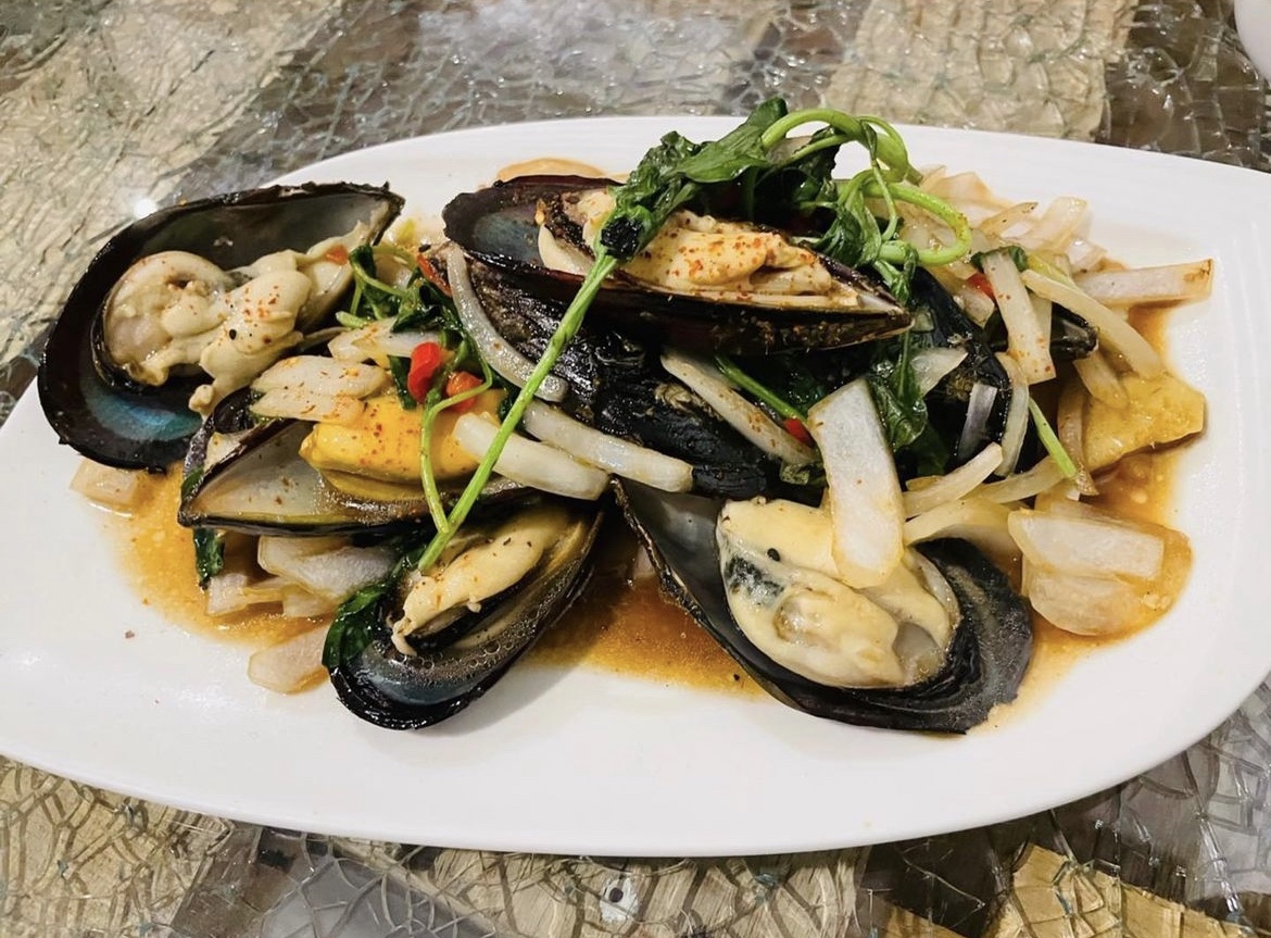 海人上菜淡菜料理搭配洋蔥與醬汁