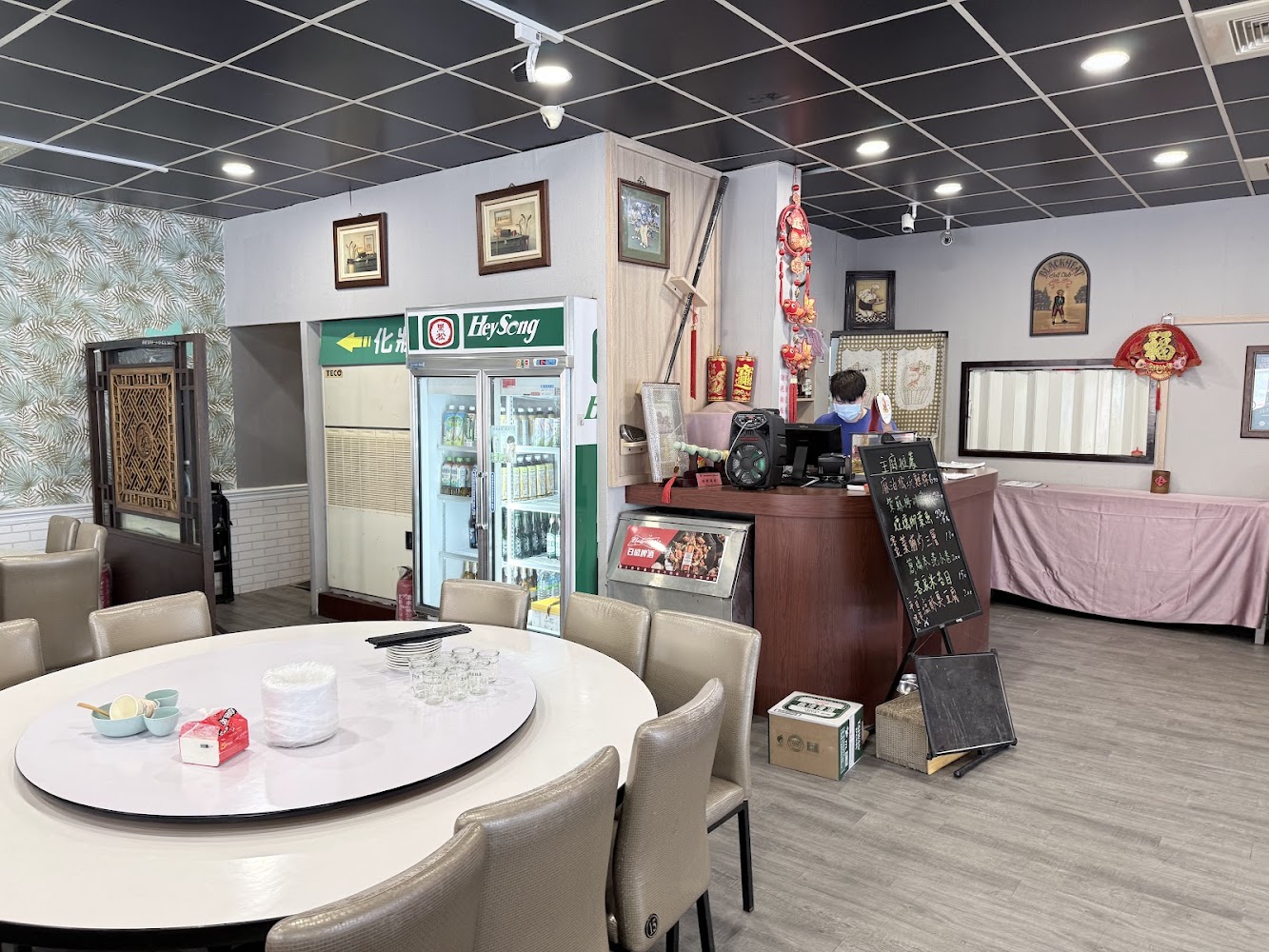 圓桌用餐區與中式餐廳環境