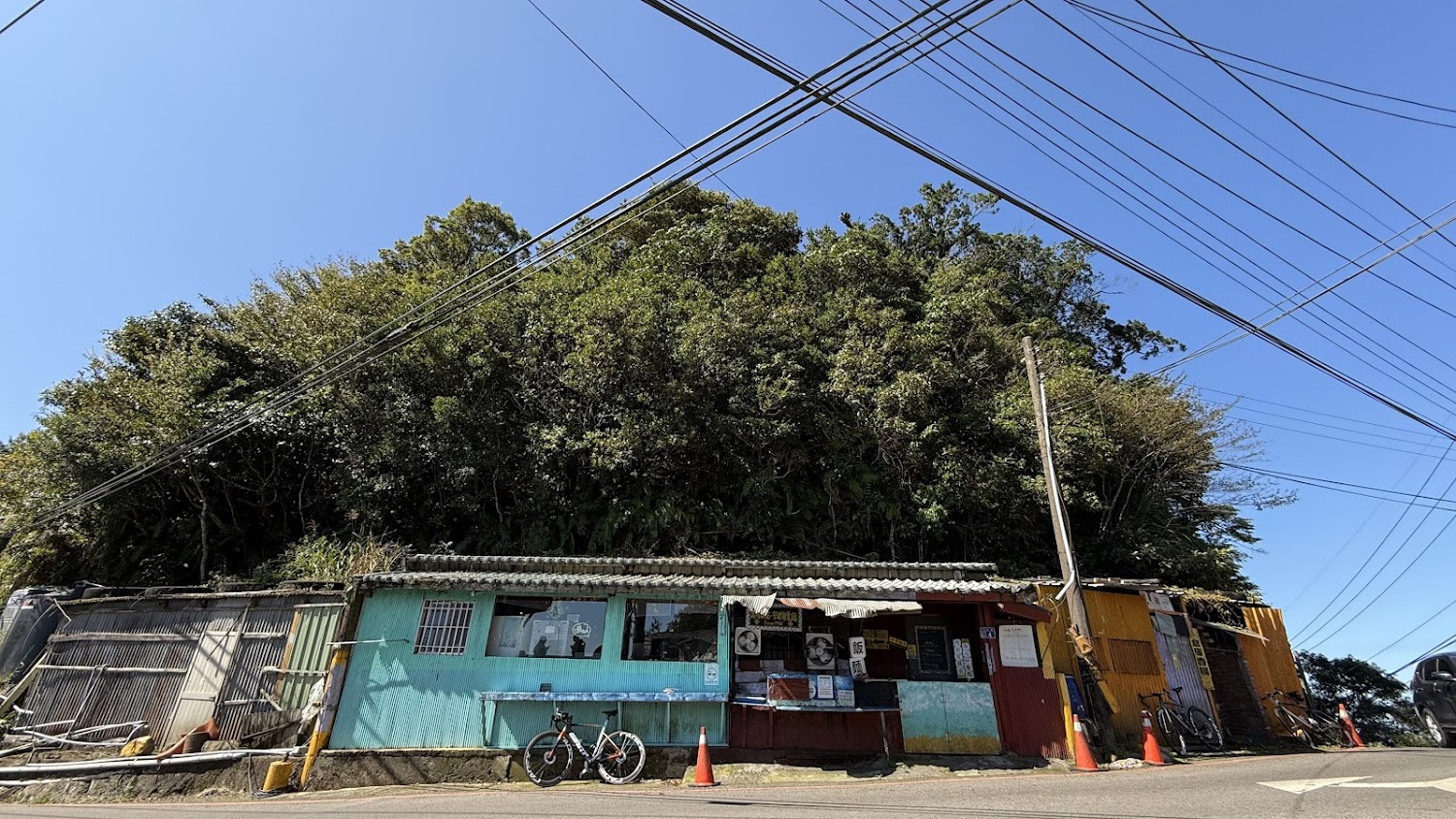 宇老觀景台周邊小店與腳踏車