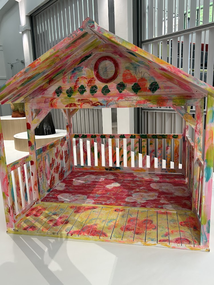 屏東縣立美術館展覽中的彩繪木屋作品