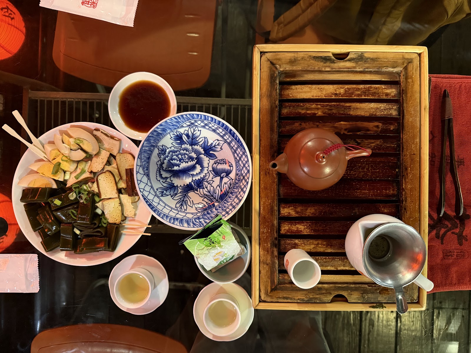 阿妹茶樓茶藝俯視，茶盤茶壺茶杯點心精緻擺設