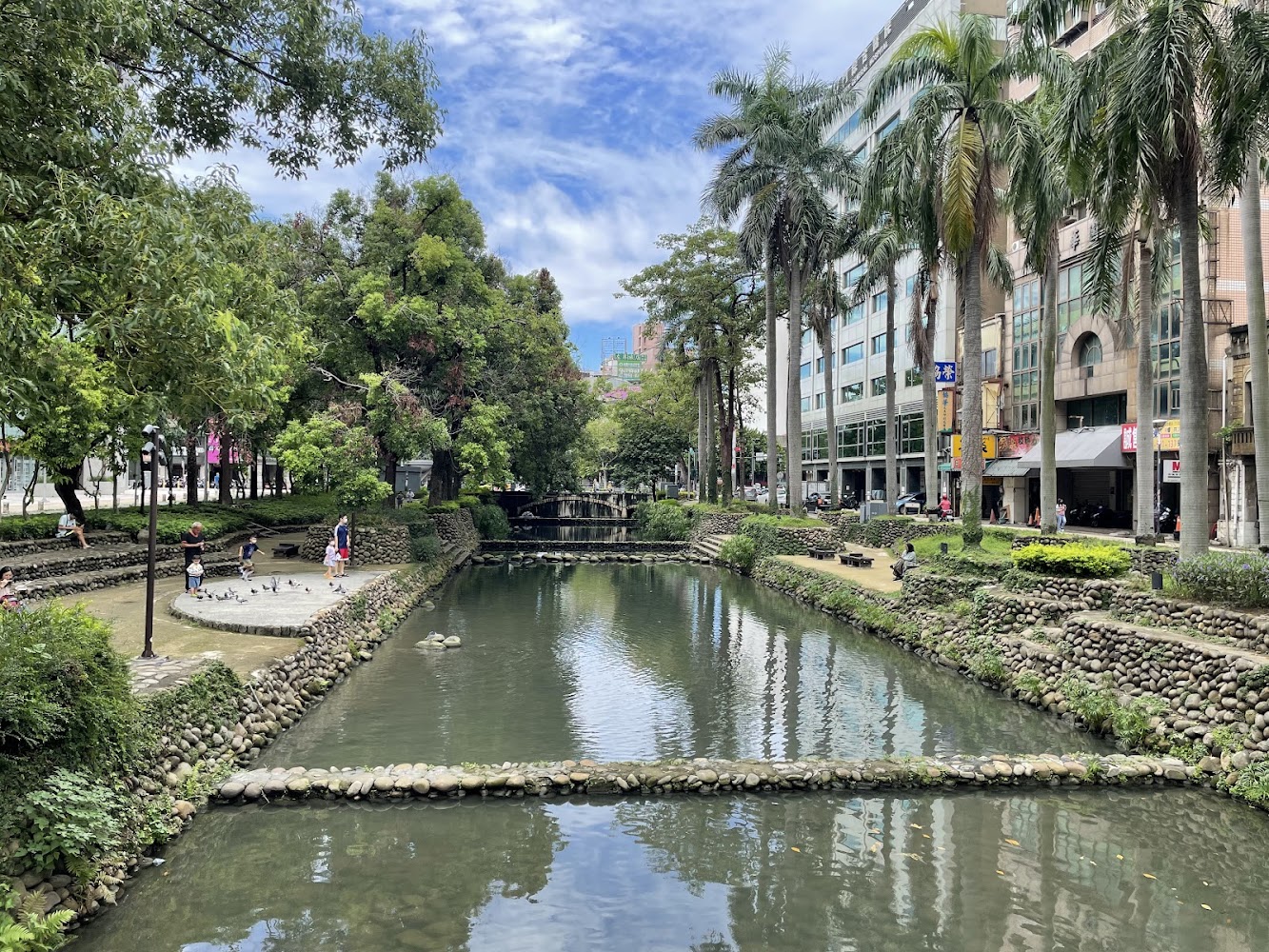 護城河表演空間公園水岸與鴿子景觀