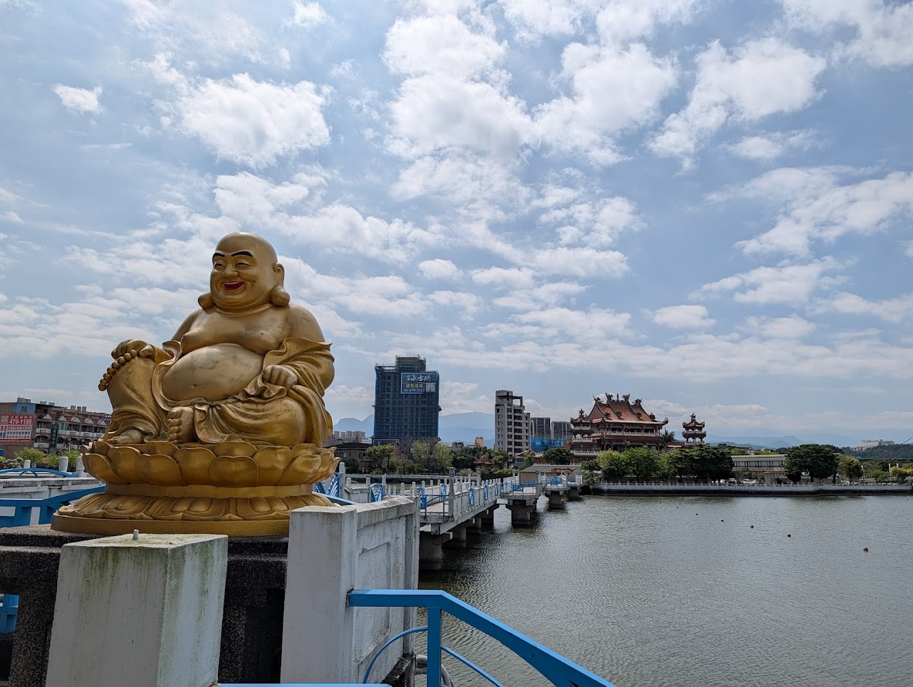 龍潭大池金色彌勒佛與湖景拱橋