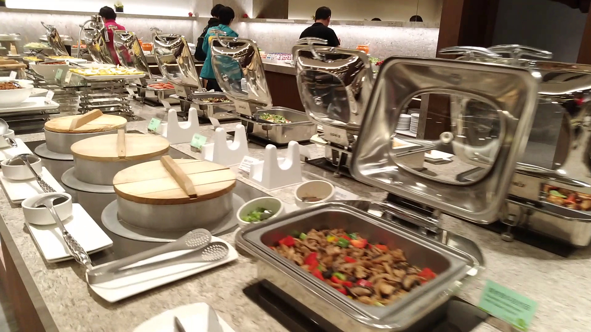 豐富的自助早餐餐檯與多樣熱食