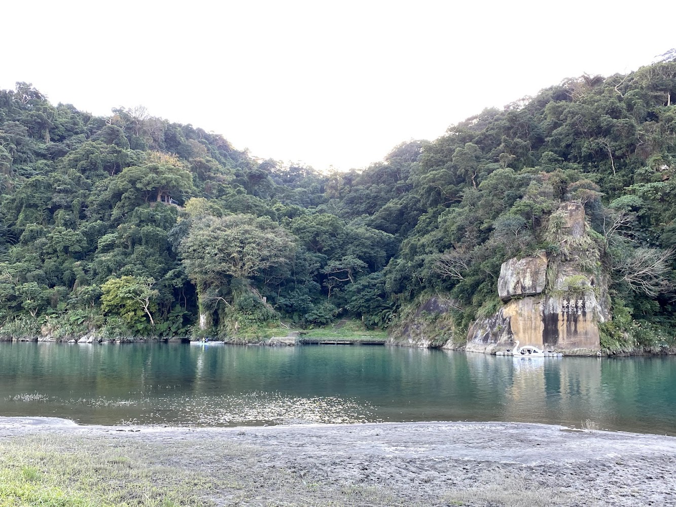 小赤壁山壁與碧潭湖水景觀
