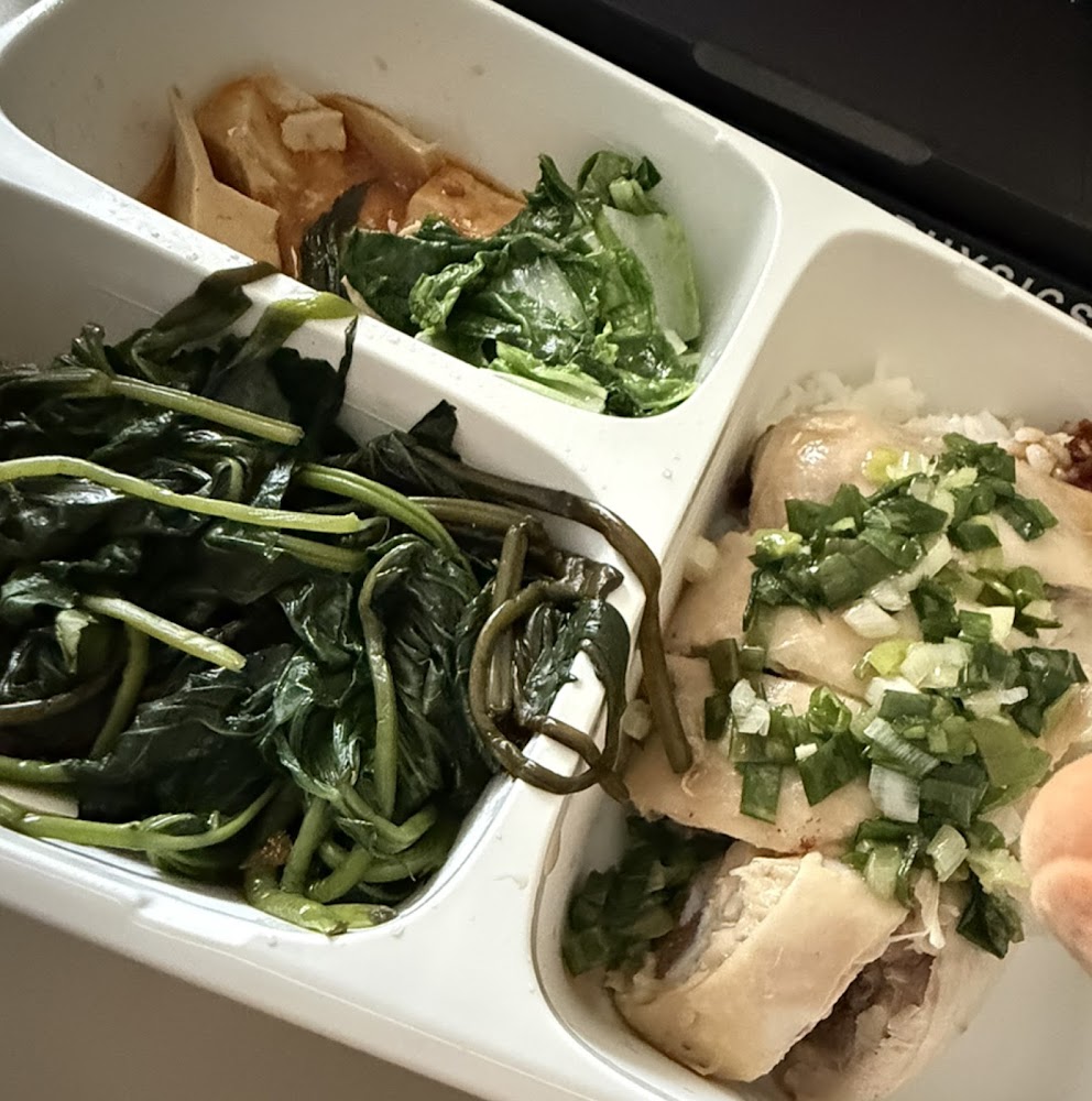 淡江大學美食廣場油雞飯與青菜豆皮配菜