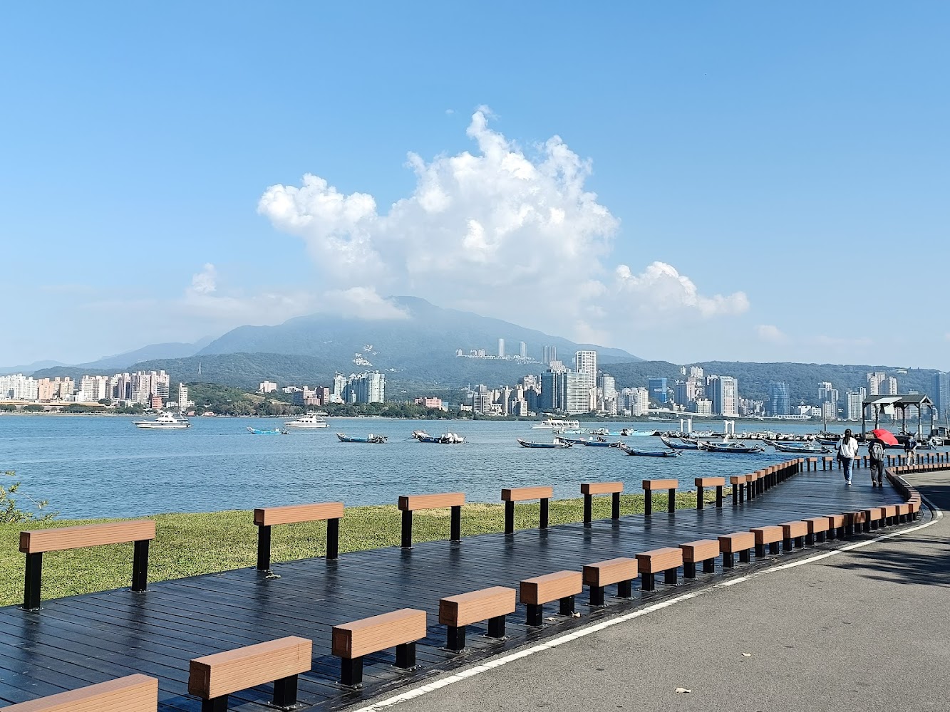 河岸步道座椅與遠方高樓景觀