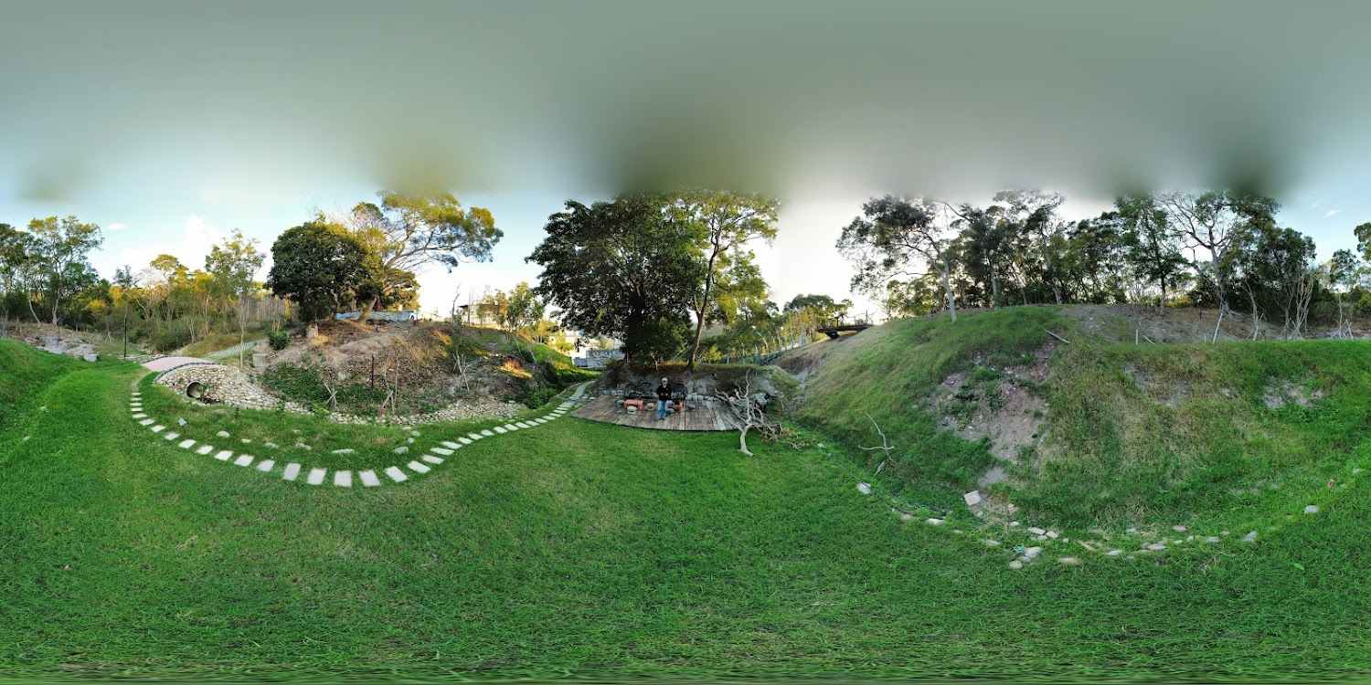 綠意盎然的戶外公園步道與木平台