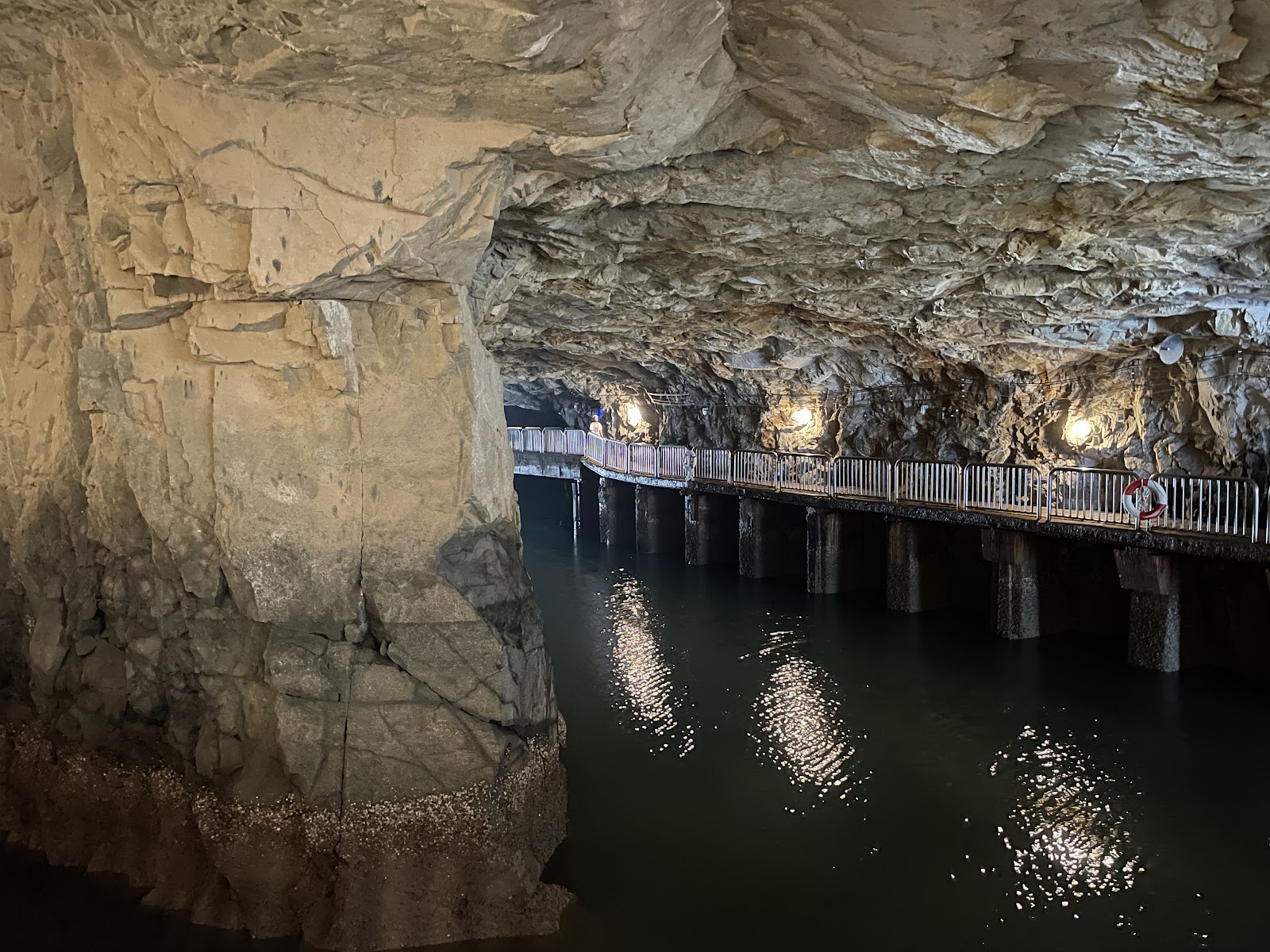 翟山坑道內部坑道景觀，花崗岩通道幽深壯觀