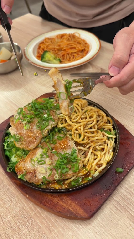 小牛室鐵板豬排麵餐點近拍