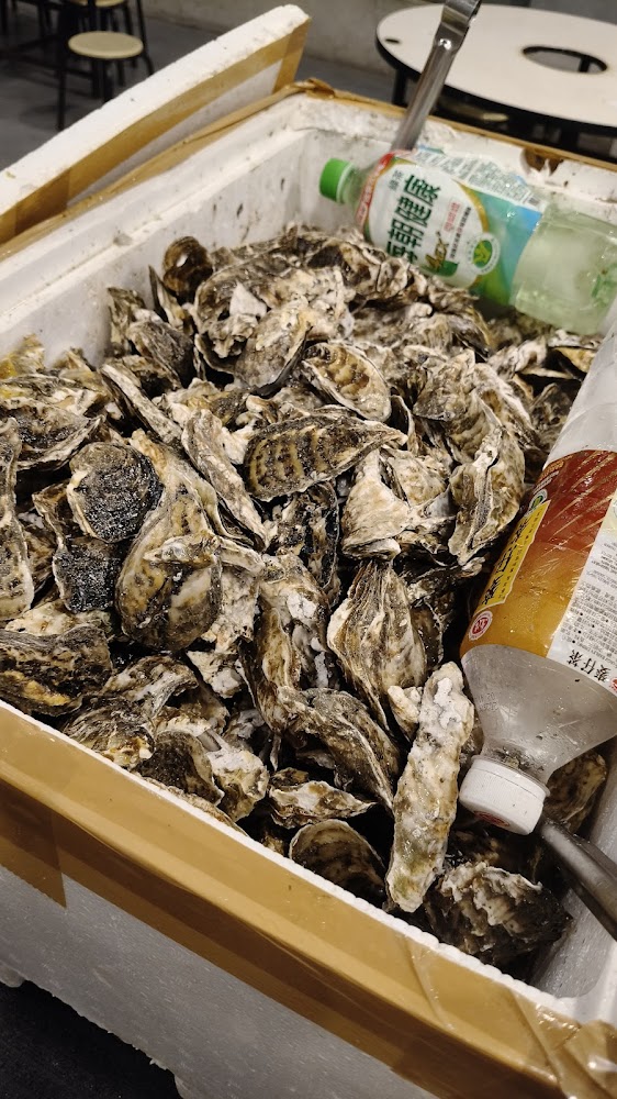 保麗龍箱中裝滿大量新鮮生蠔