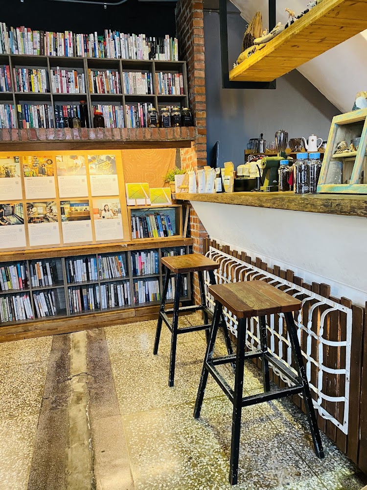 走走池上咖啡館角落高腳椅與書牆