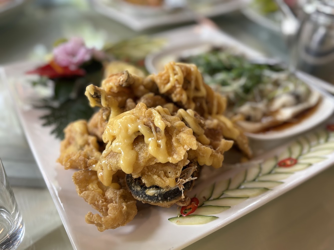 金黃酥脆的炸物淋上醬料