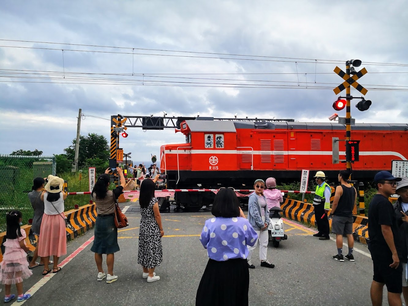 紅色火車經過太麻里平交道時現場熱鬧景象