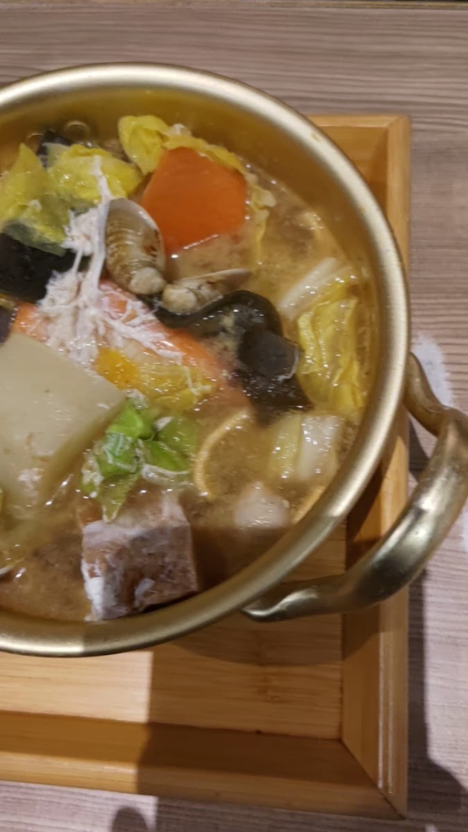 三皇三家高雄岡山店石頭火鍋湯底豆腐菇類鮮蔬