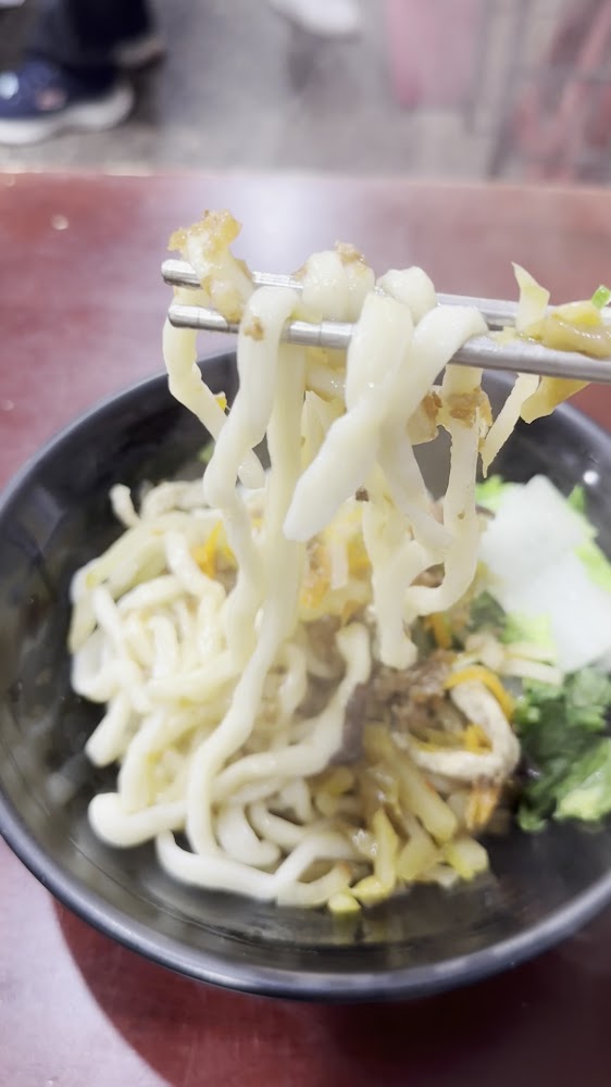 熱騰騰陽春麵夾起麵條