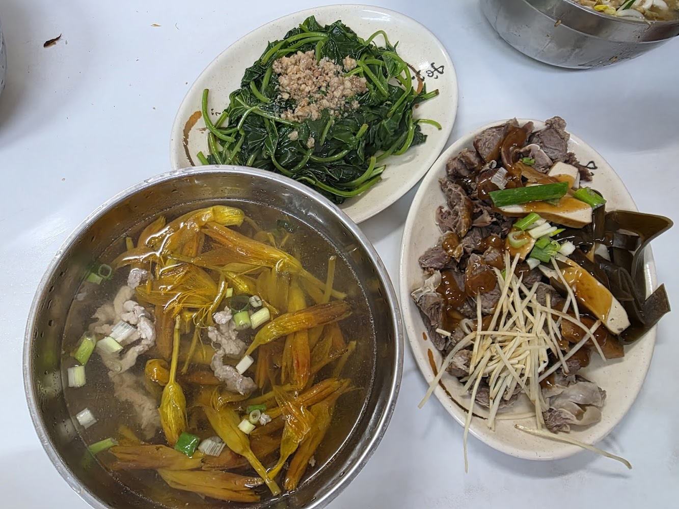 阿咪米苔目湯品青菜與滷味拼盤