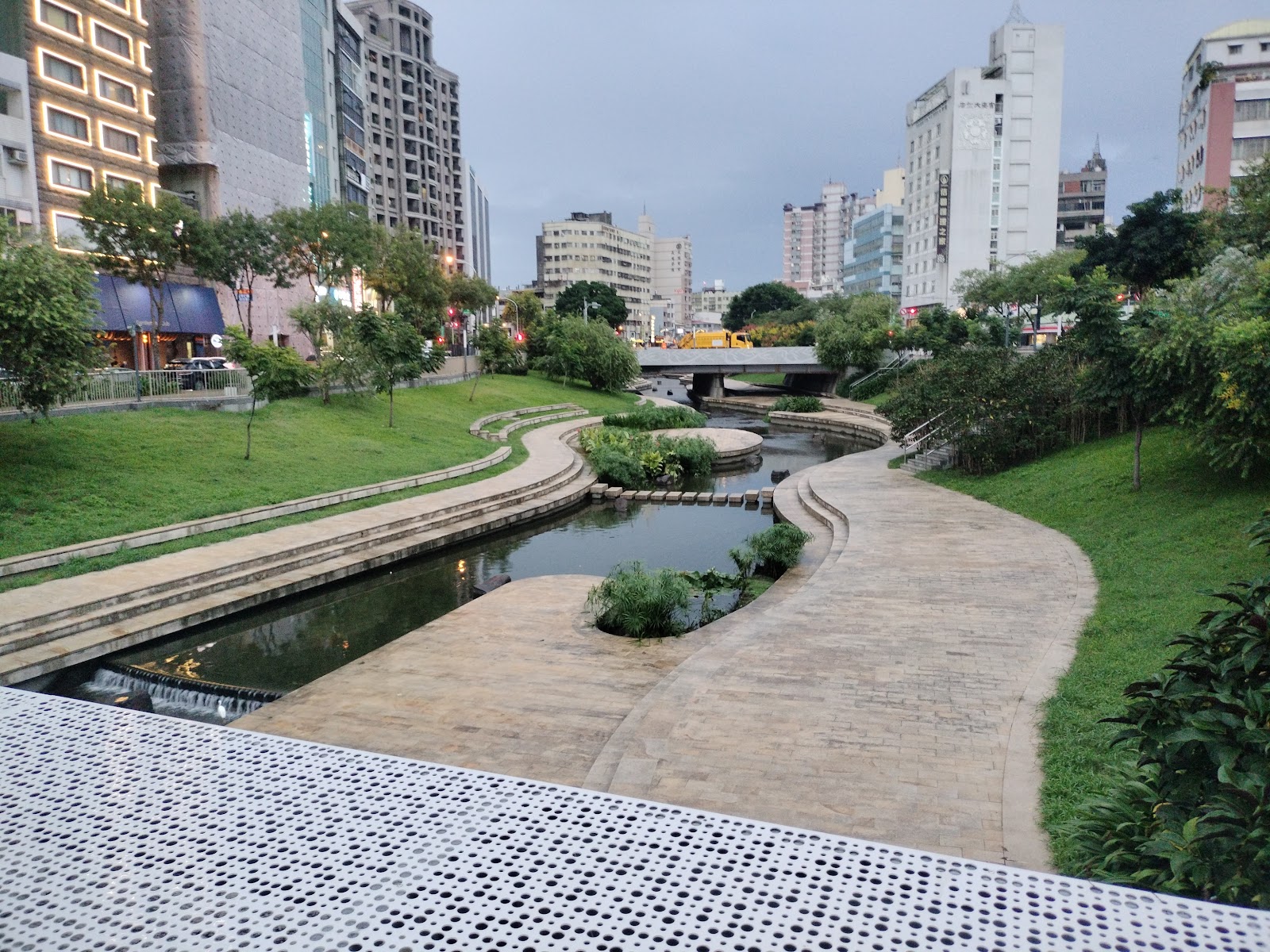 台中柳川水岸步道蜿蜒河道綠草兩岸