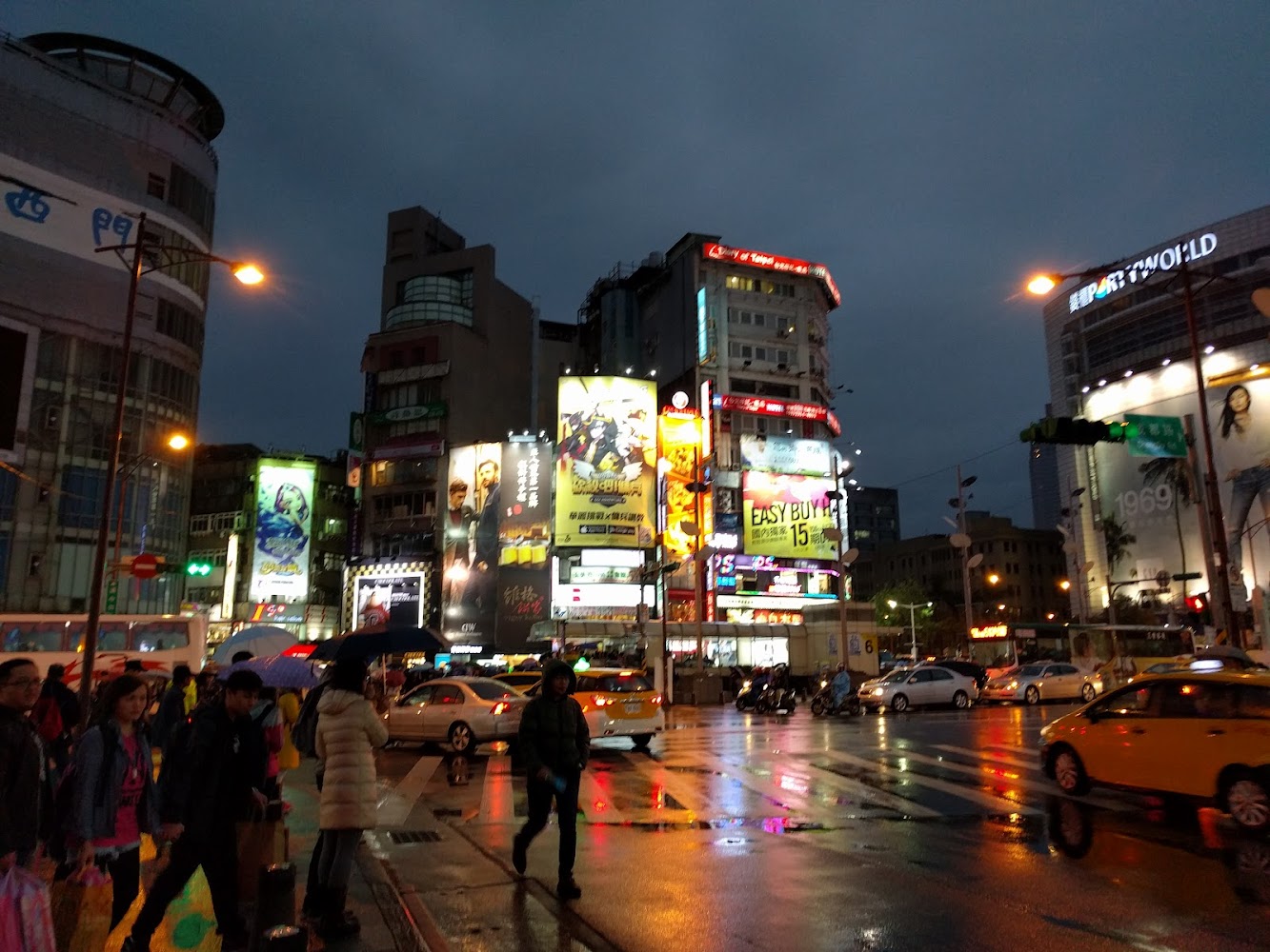 雨後濕潤街道反射霓虹燈光的都市夜景