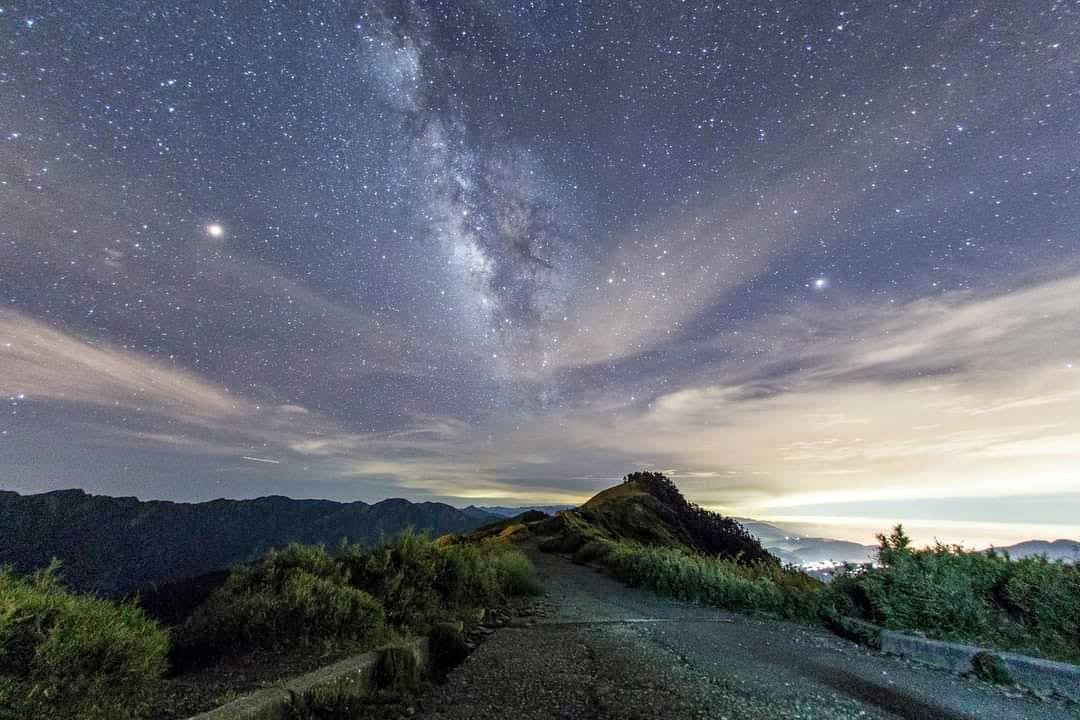 夜空銀河與山路山巒