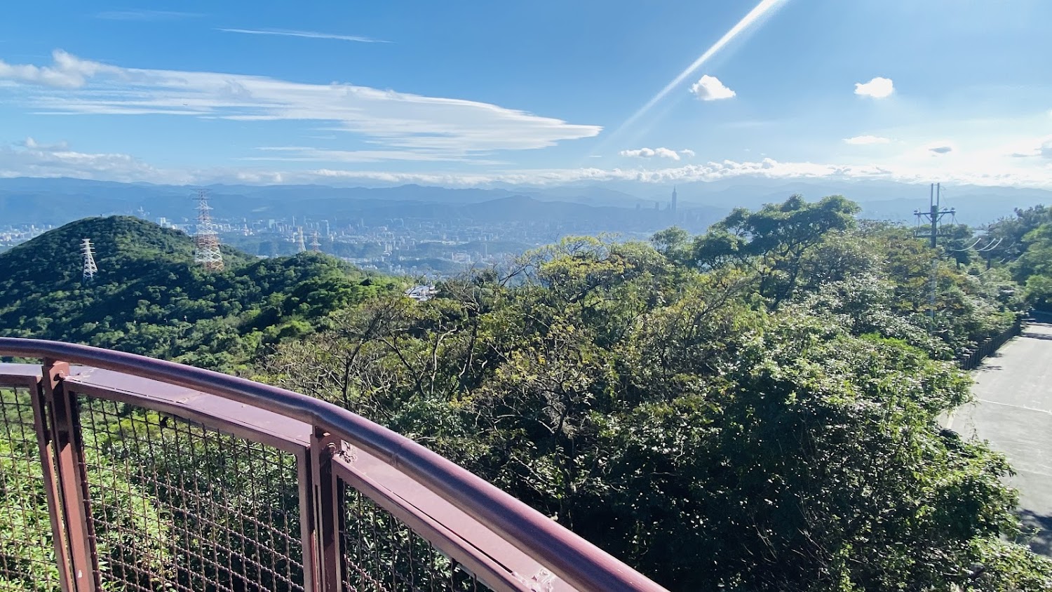 碧山露營場遠眺城市與山林