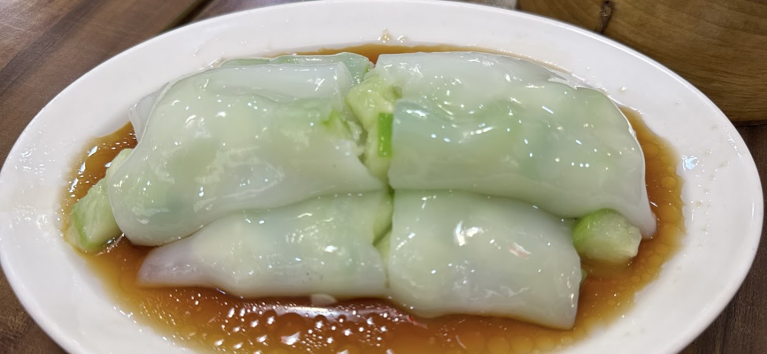 廣東腸粉淋上醬汁，外皮滑嫩透亮