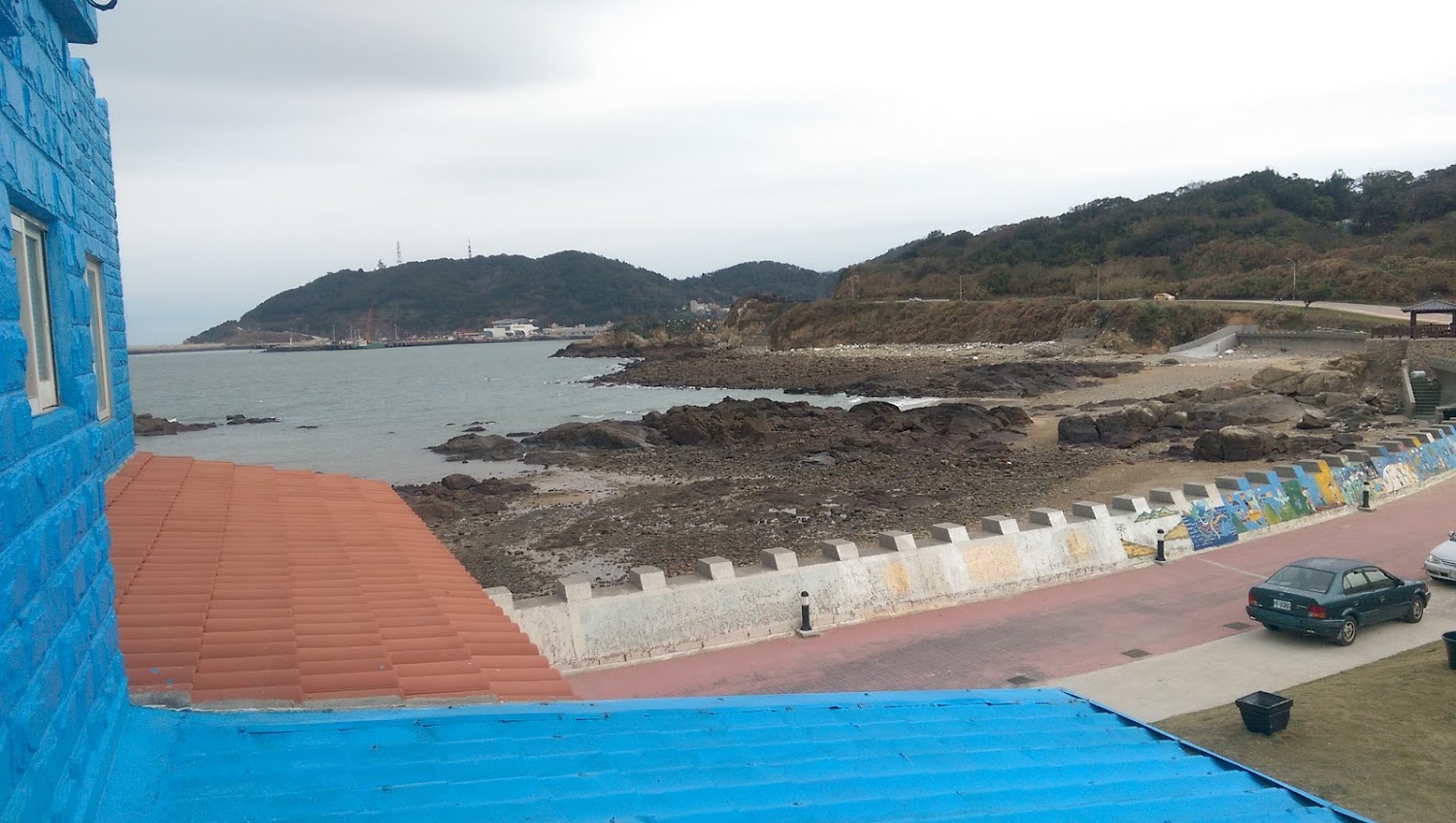 馬祖藍灣景觀餐廳民宿南館外側海岸線與藍色建築