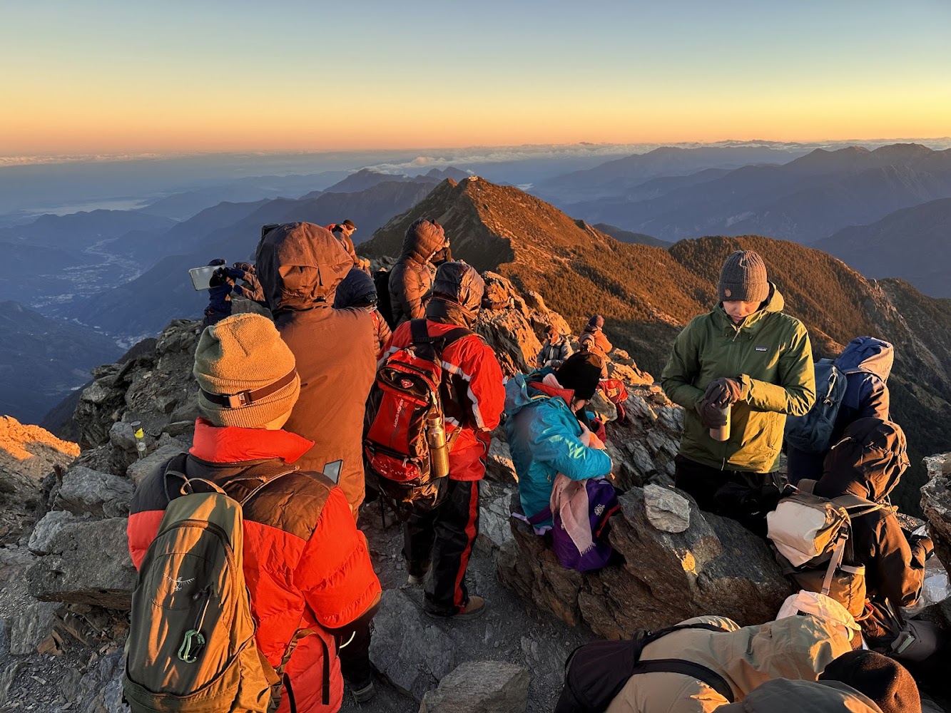 山林秘境登山社隊員在山頂欣賞日出