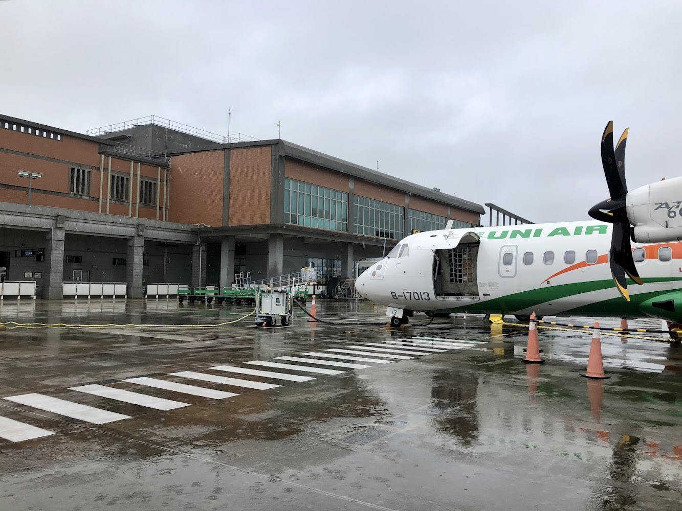 立榮航空螺旋槳飛機停在停機坪