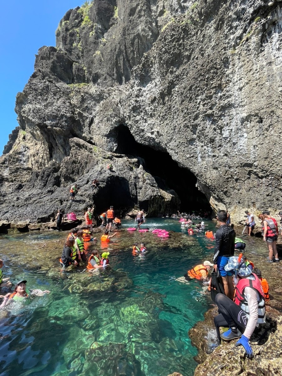 柚子湖海蝕洞穴浮潛,遊客穿救生衣在洞穴水池中嬉戲