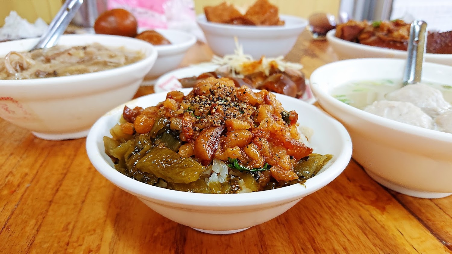 滷肉飯搭配湯品與小菜