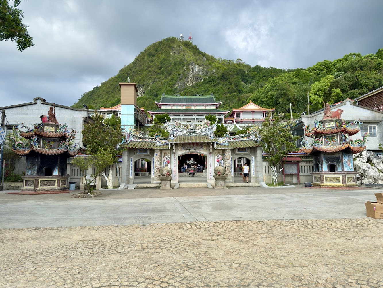 火山碧雲寺廟埕與山景