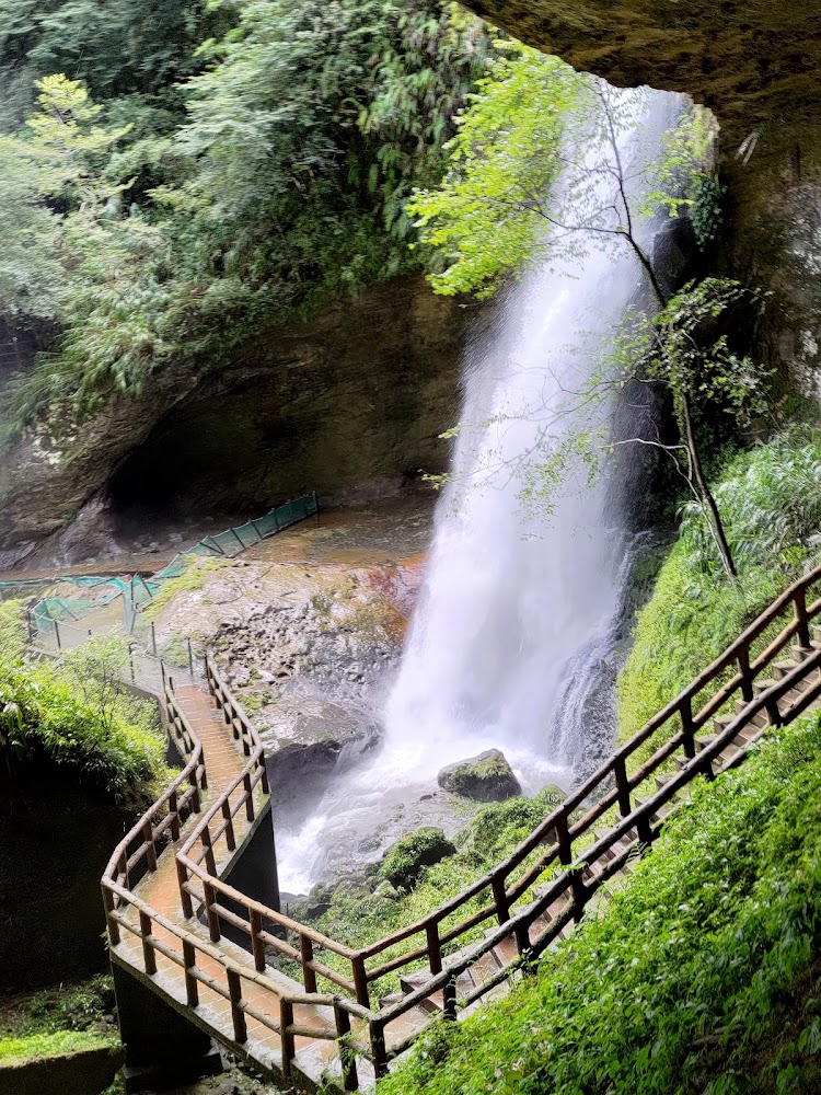 杉林溪松瀧岩瀑布與步道欄杆