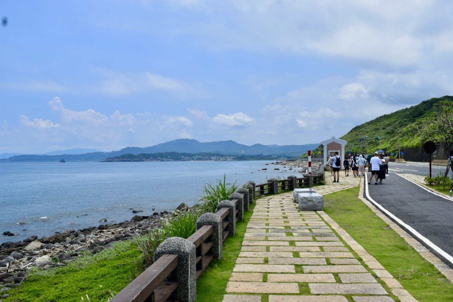 沿海步道旁可見海景與遠方山巒景色