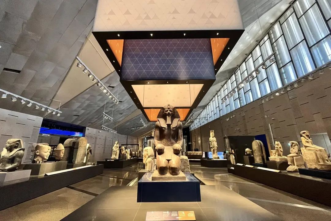 大埃及博物館明亮展廳與法老石像群