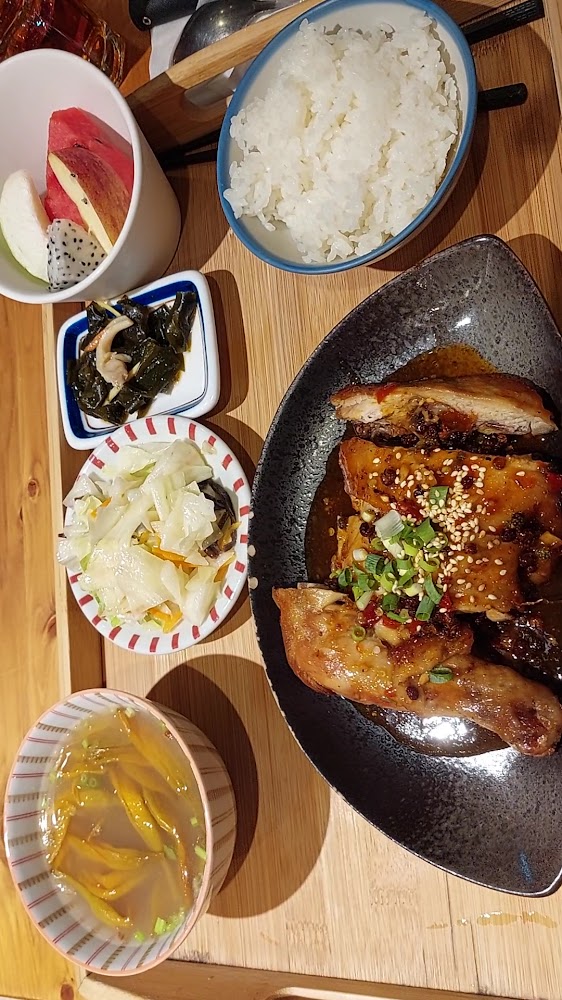 中式套餐有白飯、燉雞腿、小菜、海帶、湯品和水果