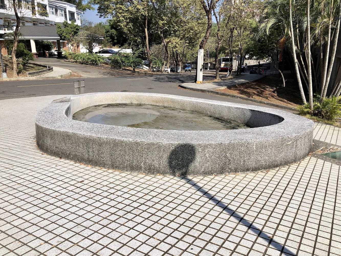 灰色石材圓形池與周邊地磚環境
