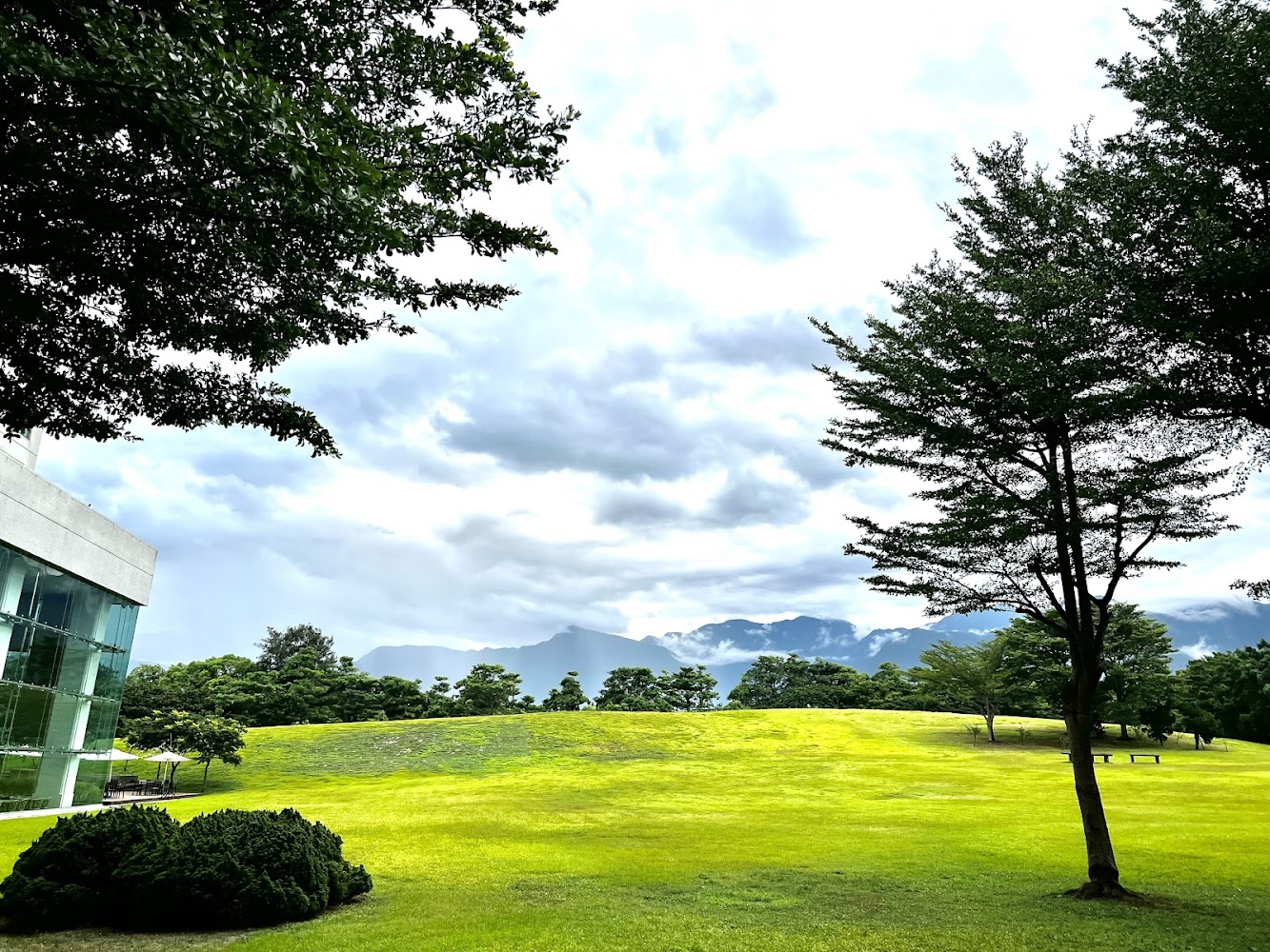 美侖大飯店草地與建築景觀