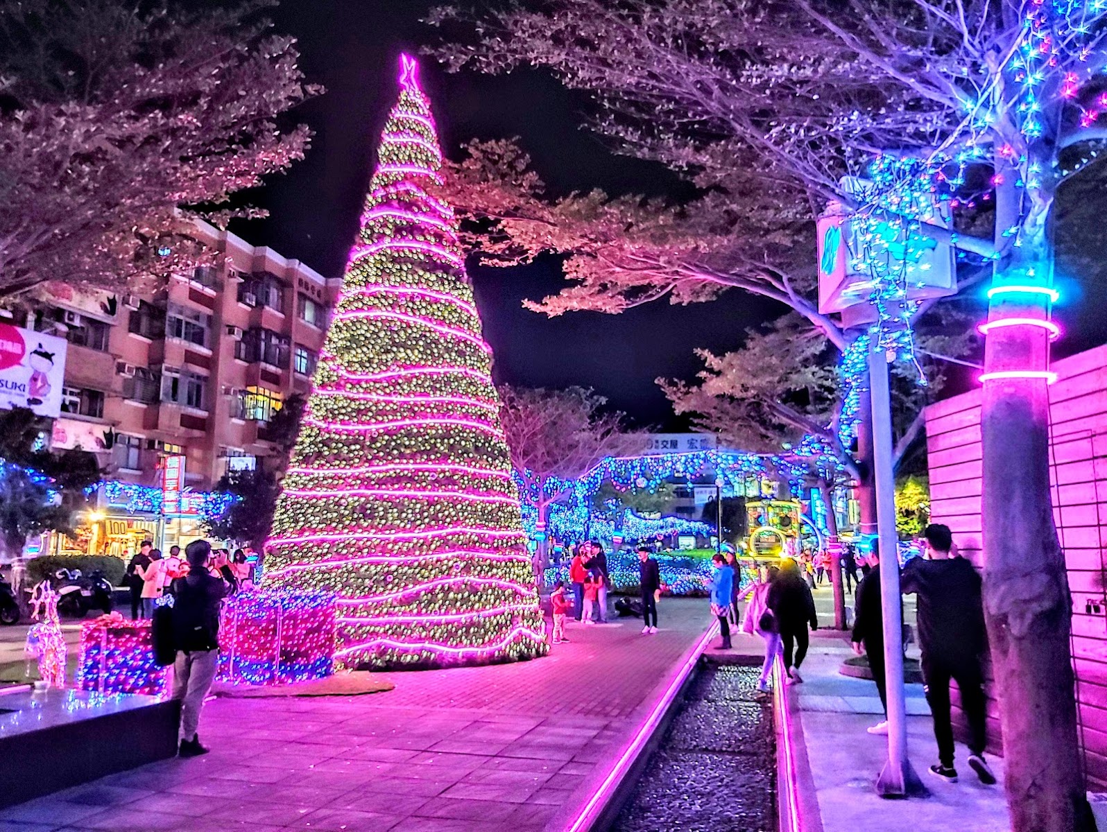 淡水老街廣場夜間聖誕節燈飾，巨大彩燈聖誕樹，遊客拍照留念