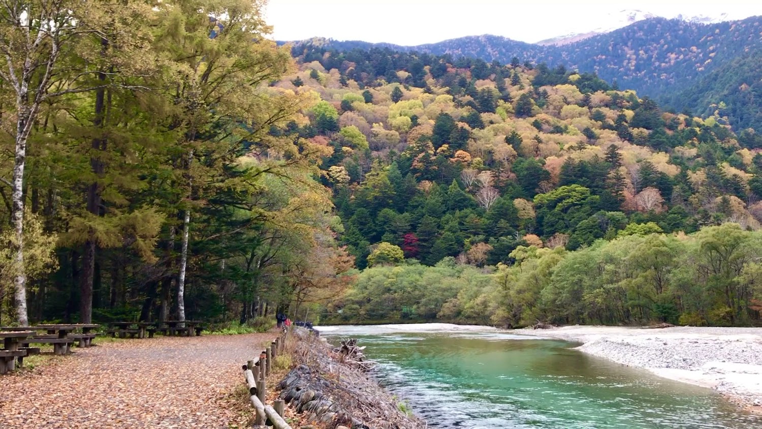 上高地步道與河岸長椅景色