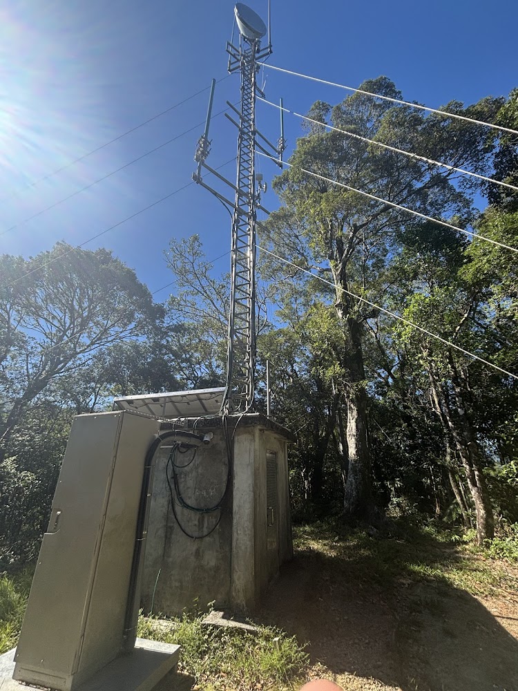 大刀山山頂附近的通訊基地台設施