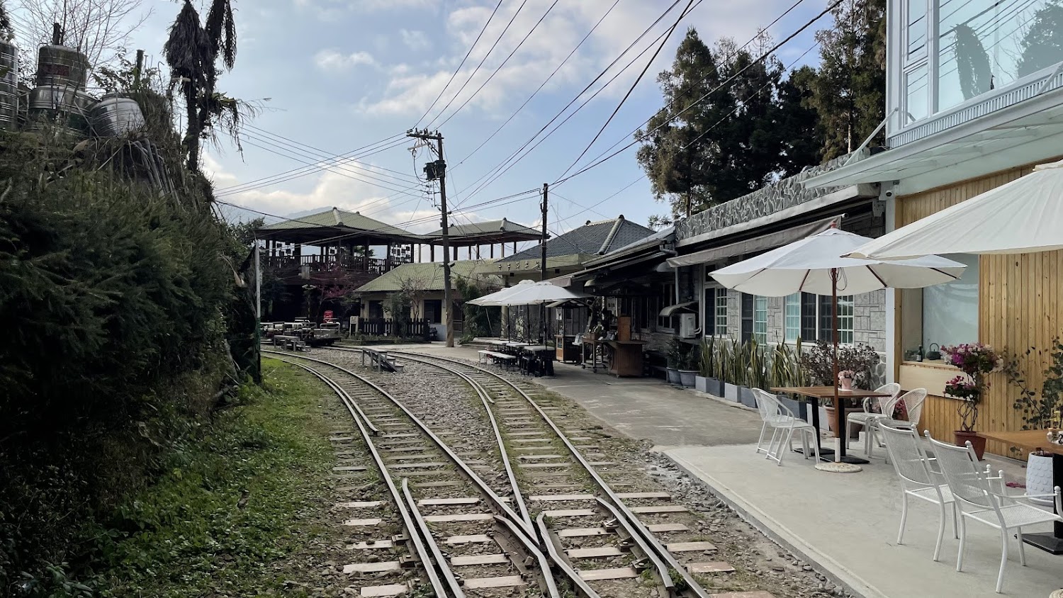 十字路站鐵道穿越村落景色