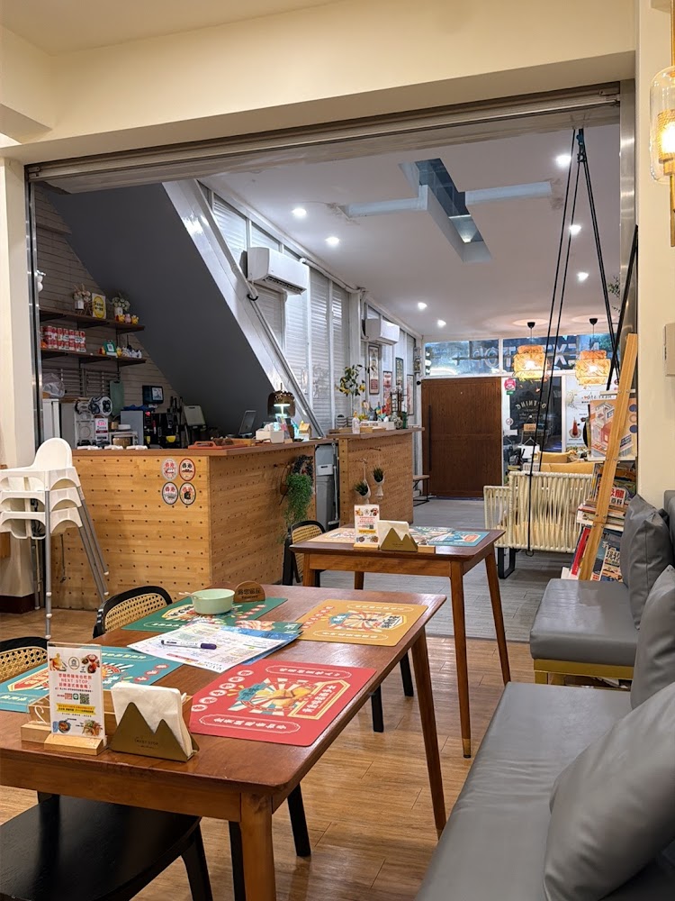Next Stop+ 香港手作料理竹北店明亮溫馨用餐環境
