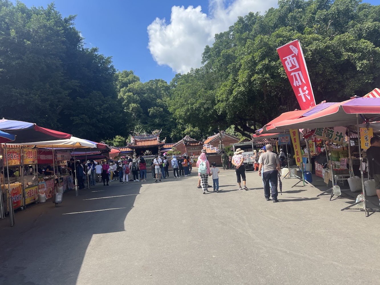 熱鬧的市集，兩側有許多販售食物和飲品的小攤位