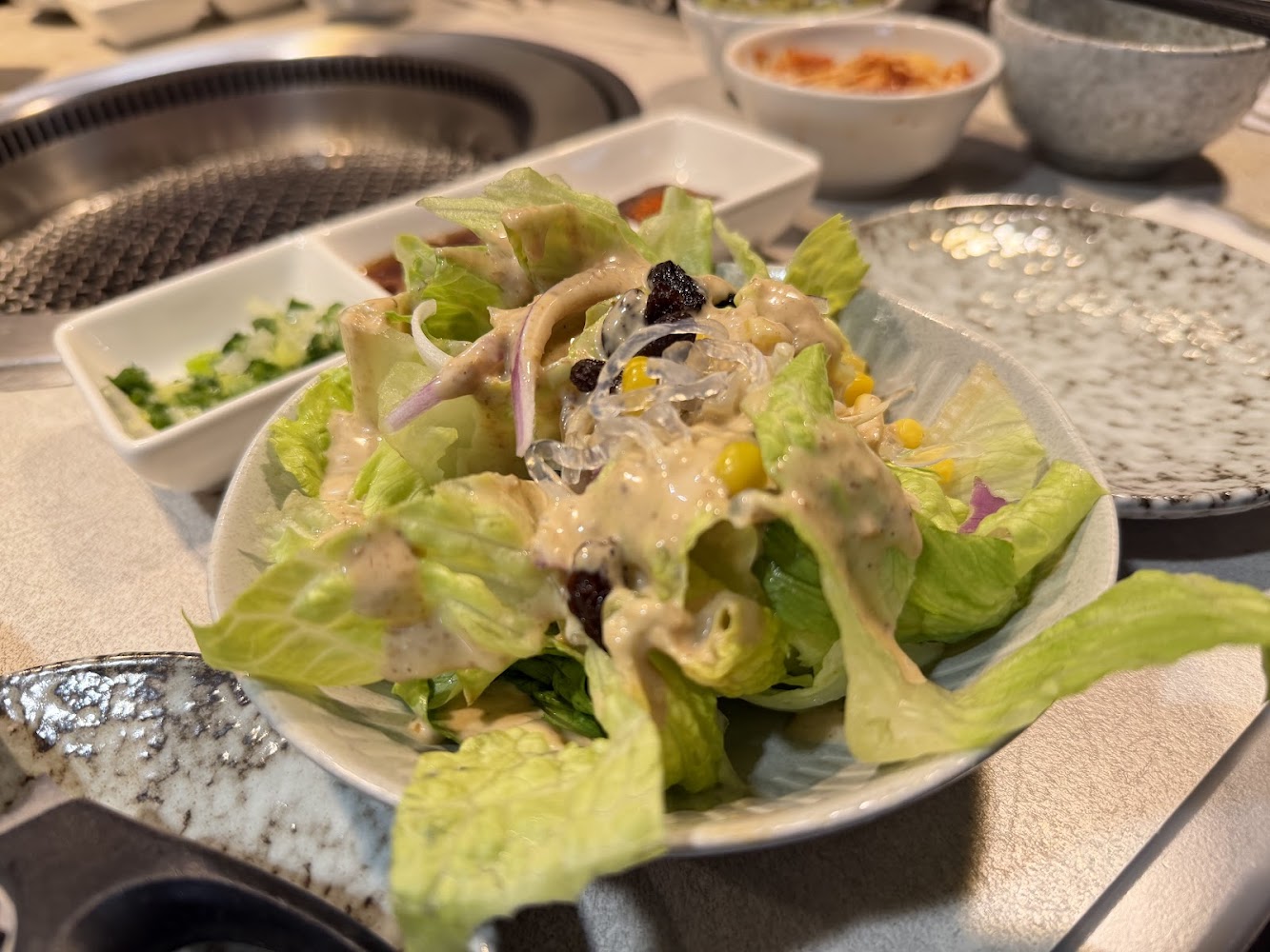 新鮮沙拉與燒肉配菜